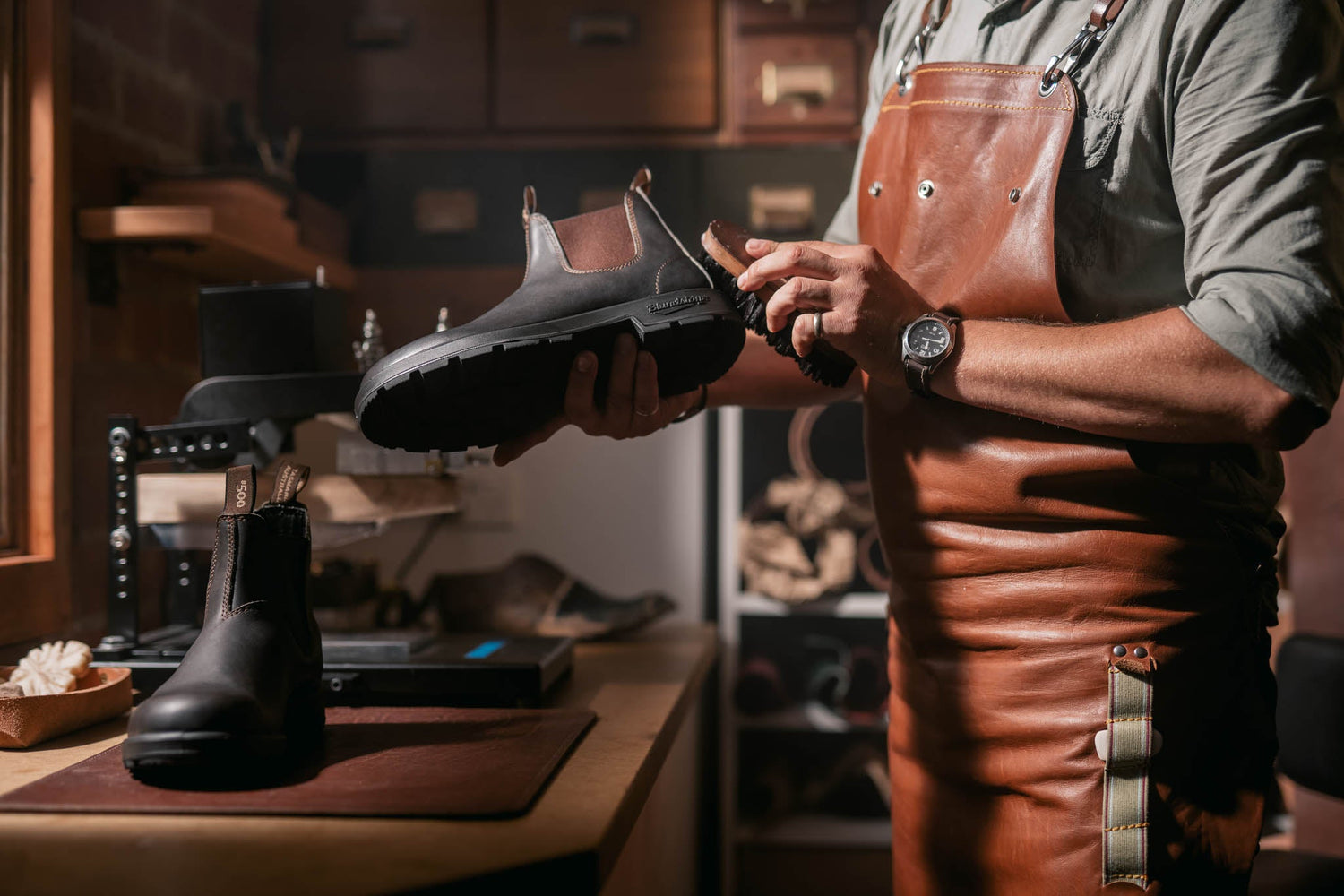 Mand der plejer et par Blundstone
